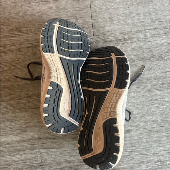 Brooks Women’s 7.5 Tennis Shoes - Picture 9 of 10